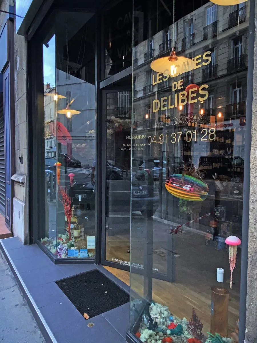 Agencement de vitrine avec une décoration inspirée marine — vue 7