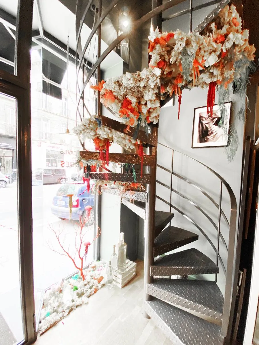 Agencement de vitrine avec une décoration inspirée marine — vue 6