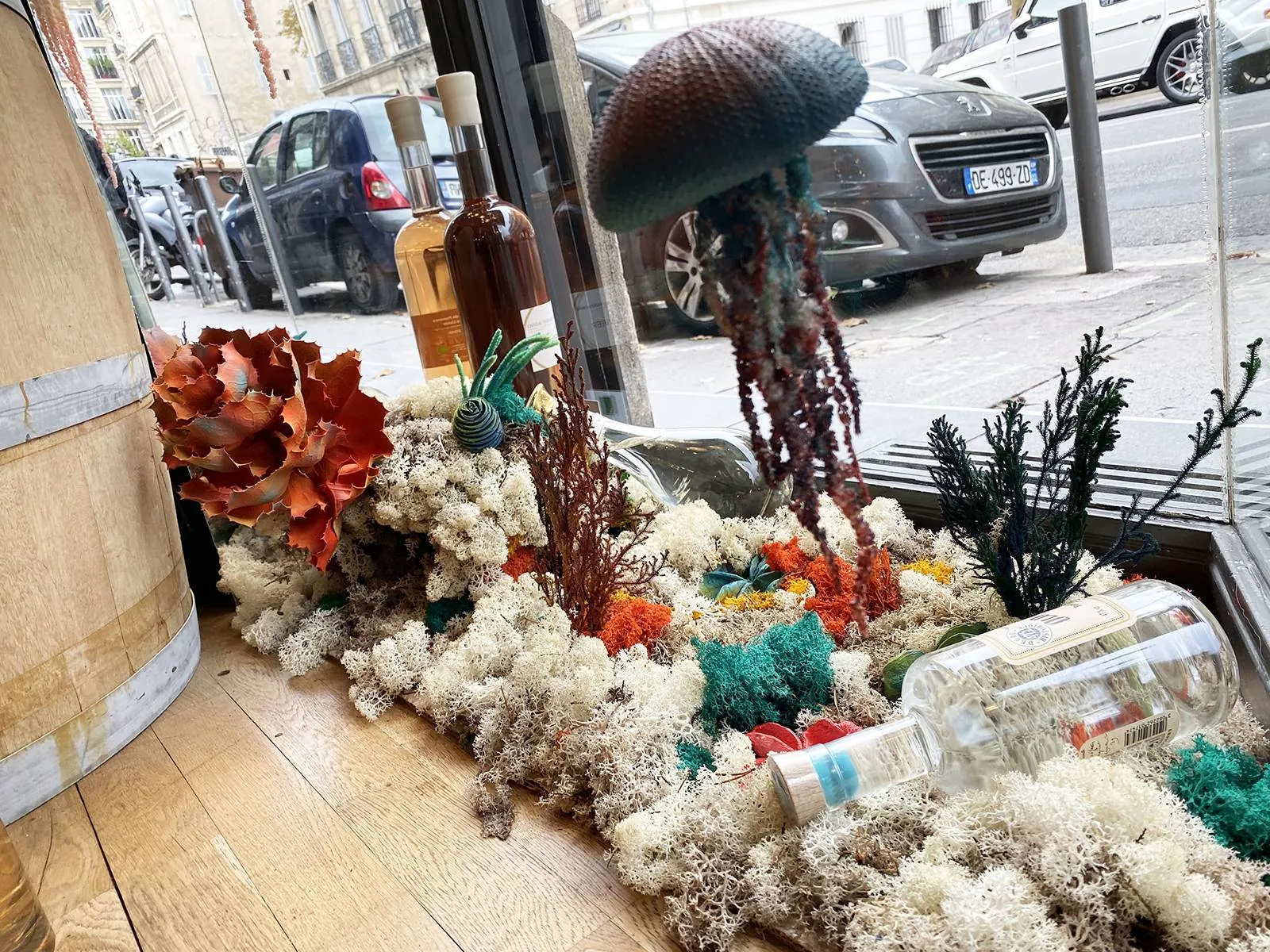 Agencement de vitrine avec une décoration inspirée marine