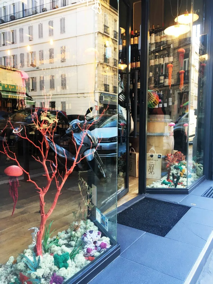 Agencement de vitrine avec une décoration inspirée marine — vue 2
