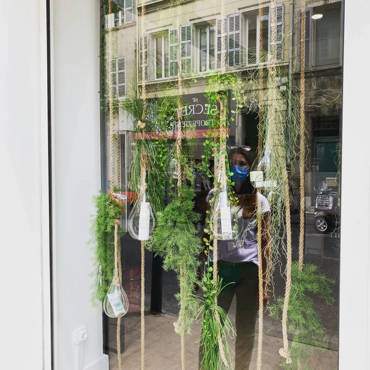Agencement de vitrine pour la décoration de la boutique CBD à Marseille — vue 6