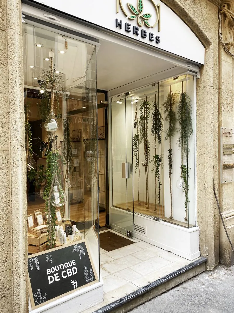 Agencement de vitrine pour la décoration de la boutique CBD à Marseille — vue 3