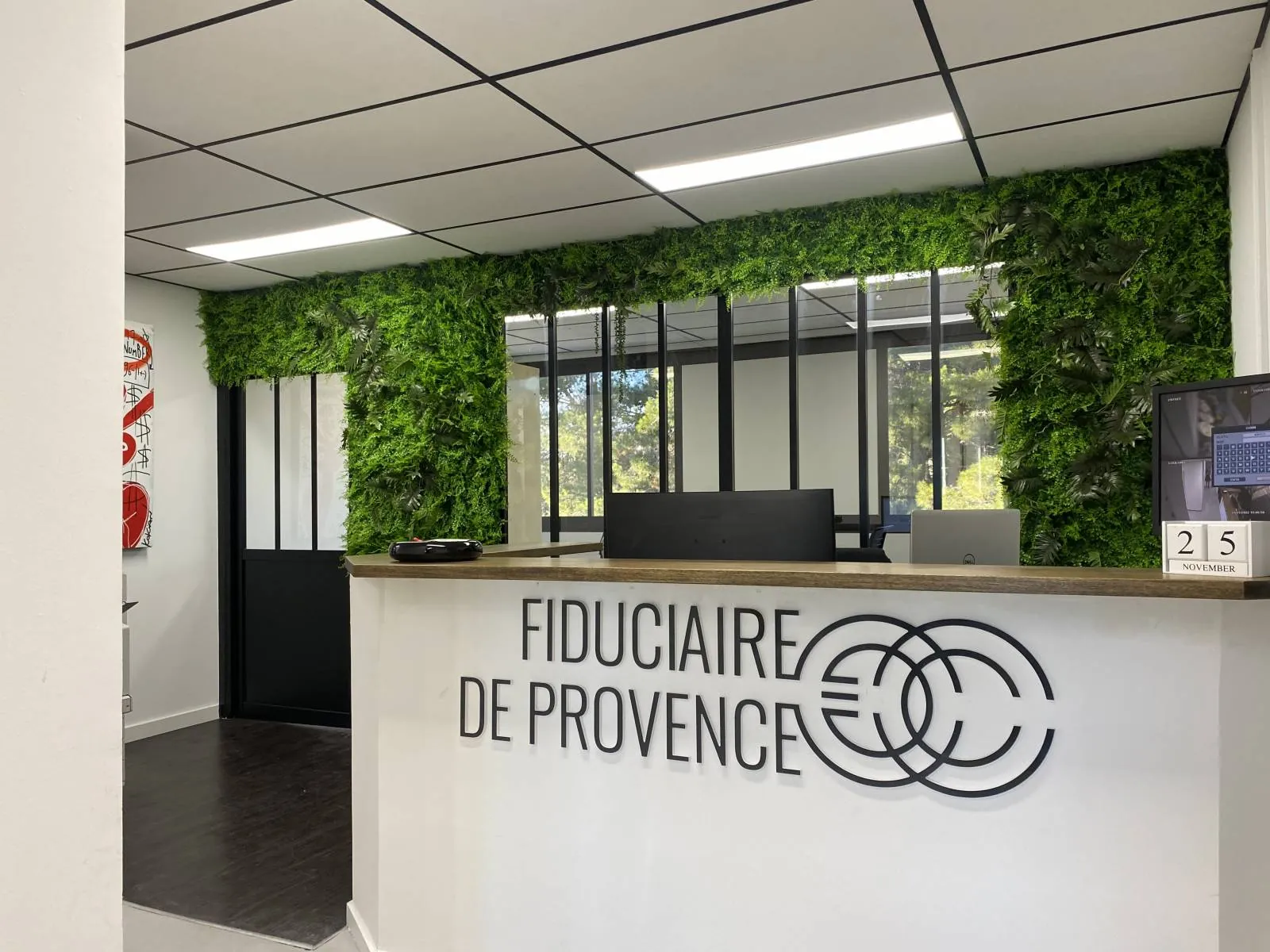 Agencement Mur végétal bureau la fiduciaire de Provence à Aix en Provence — vue 3