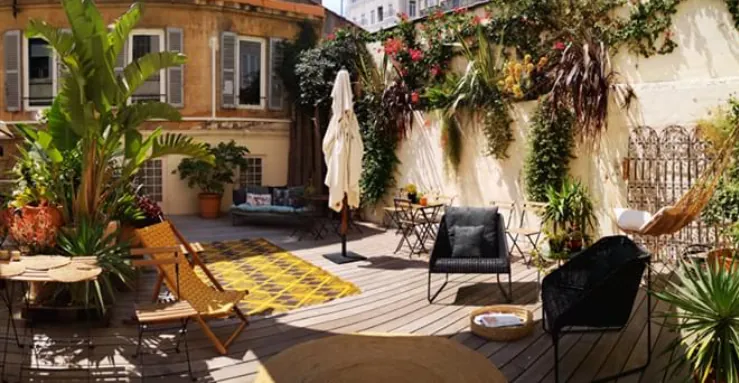 Aménagement de la terrasse et du patio avec un décor végétal — vue 2