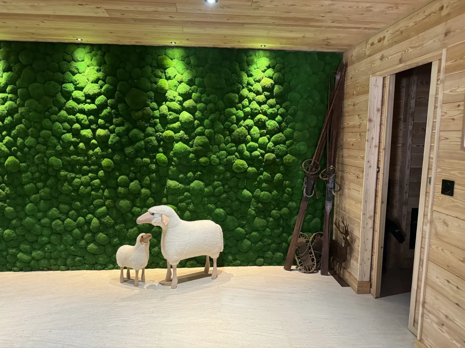 Décoration du hall d’un chalet de montagne avec un mur végétal en mousses boules stabilisées - L’art végétal au service de vos espaces intérieurs et extérieurs — vue 5