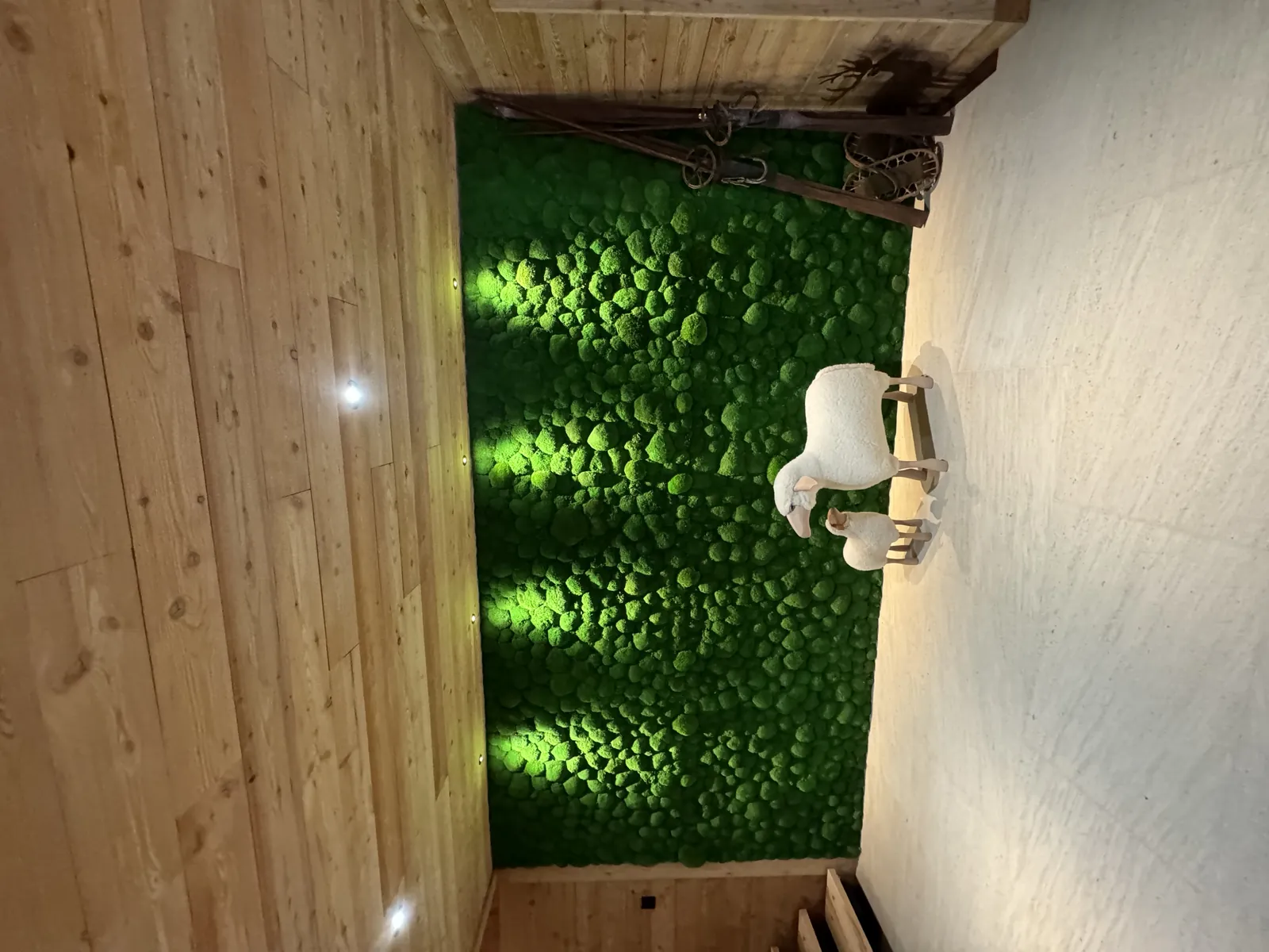 Décoration du hall d’un chalet de montagne avec un mur végétal en mousses boules stabilisées - L’art végétal au service de vos espaces intérieurs et extérieurs — vue 2