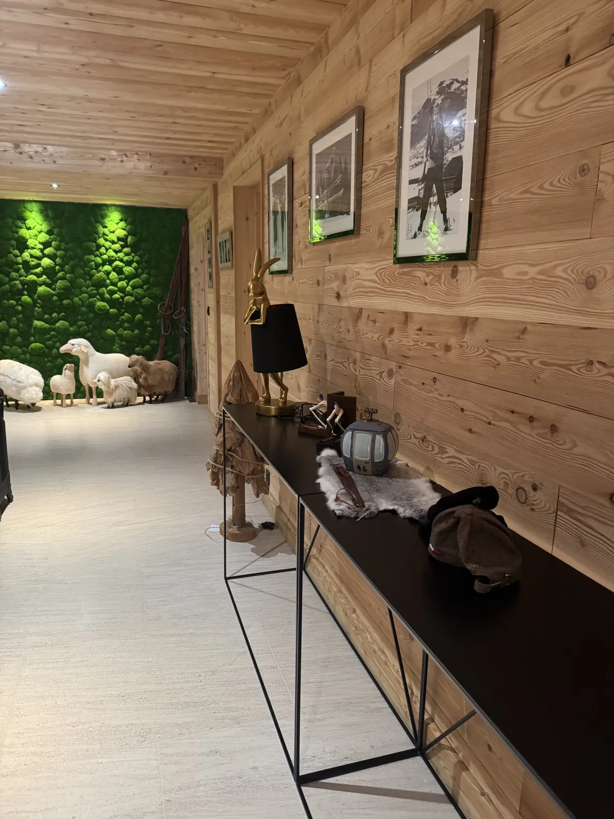Décoration du hall d’un chalet de montagne avec un mur végétal en mousses boules stabilisées - L’art végétal au service de vos espaces intérieurs et extérieurs — vue 8