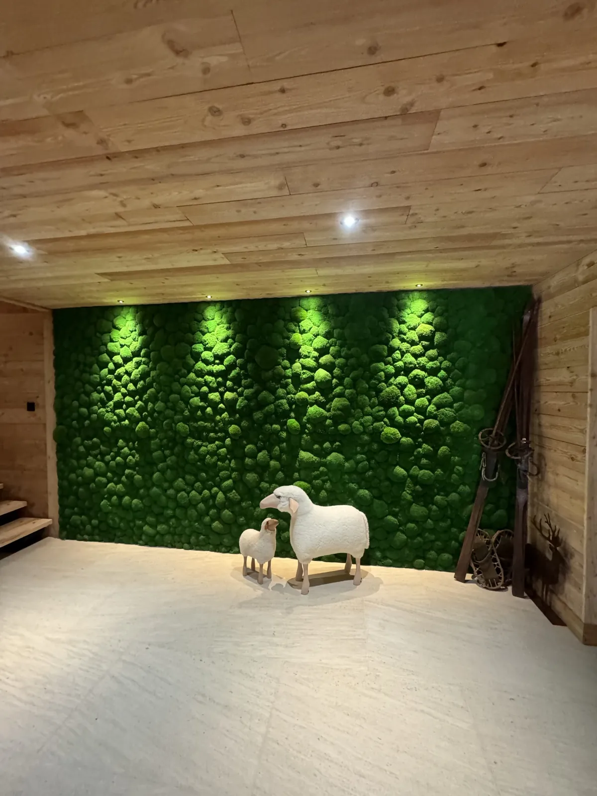 Décoration du hall d’un chalet de montagne avec un mur végétal en mousses boules stabilisées - L’art végétal au service de vos espaces intérieurs et extérieurs