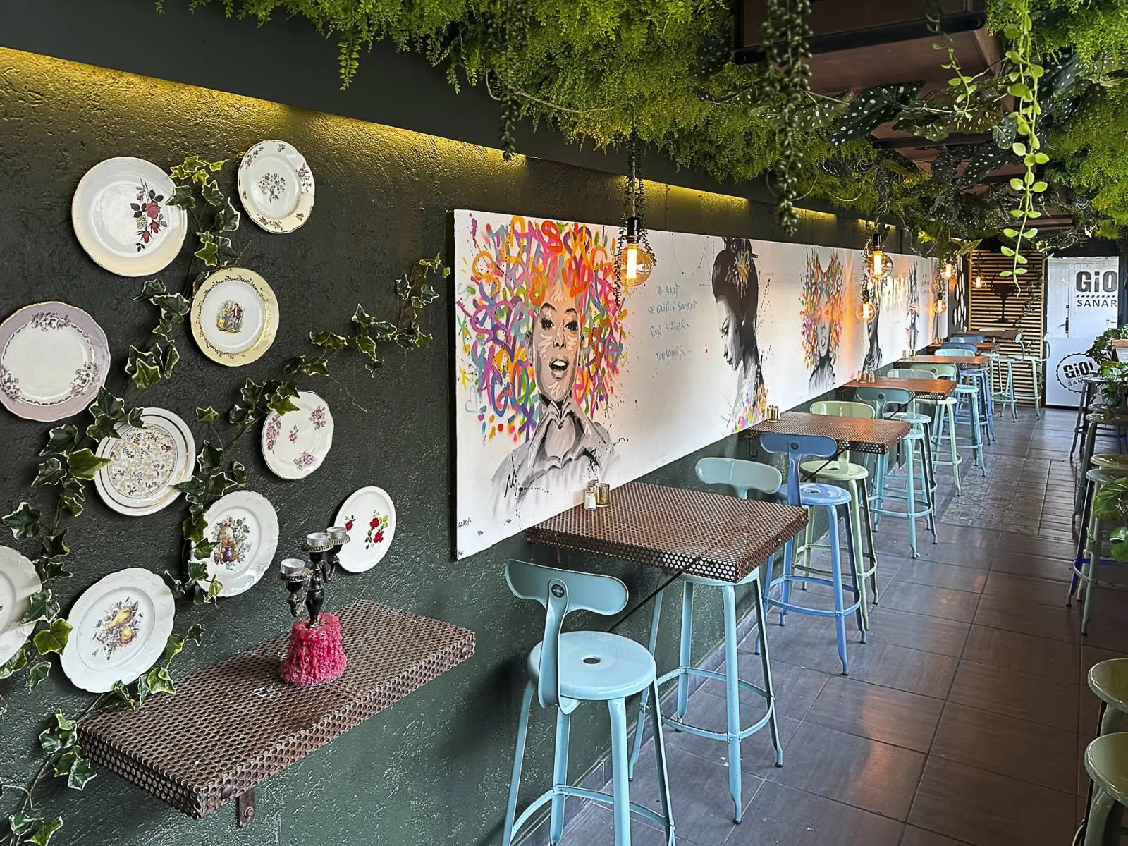 Décoration florale Street Art pour le restaurant Gio à Sanary sur Mer — vue 3