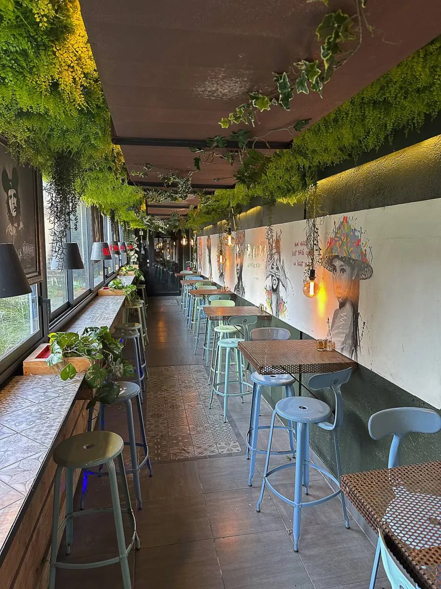 Décoration florale Street Art pour le restaurant Gio à Sanary sur Mer — vue 8