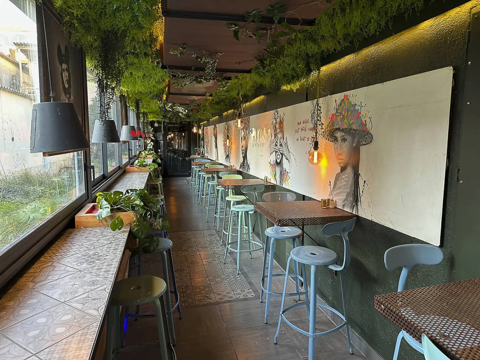 Décoration florale Street Art pour le restaurant Gio à Sanary sur Mer — vue 6