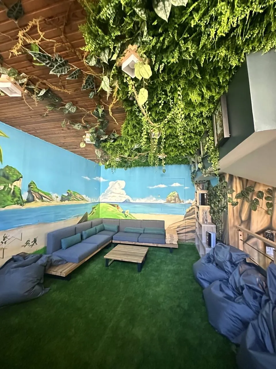 Décoration végétale immersive inspirée de One Piece au Haki Café : Une expérience unique à Salon-de-Provence, Aix-en-Provence et Marseille » - L’art végétal au service de vos espaces intérieurs et extérieurs — vue 2