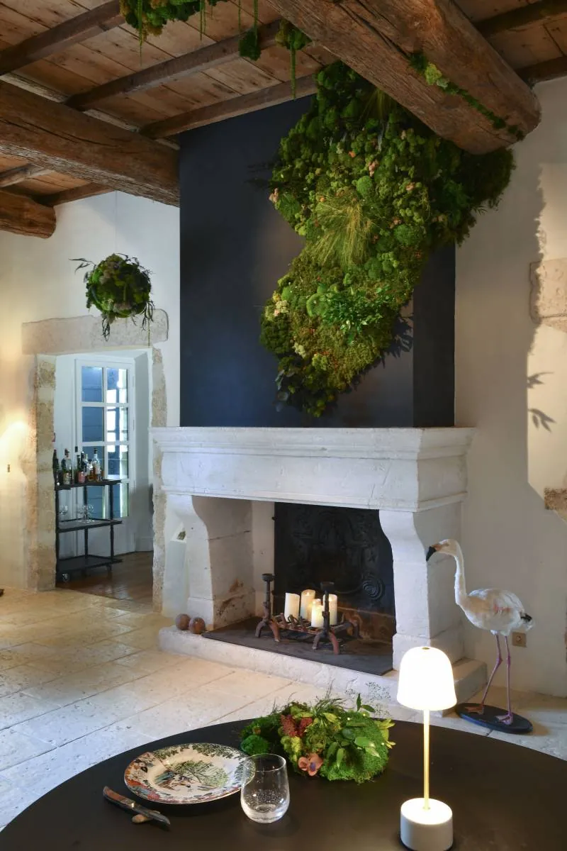 Décoration végétale sur une cheminée en intérieur en végétaux stabilisés — vue 4